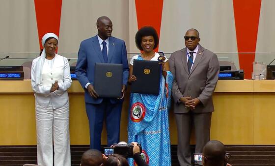 Le professeur Serigne Gueye (2e à gauche) et la Première dame Angeline Ndayishimiye du Burundi (2e à droite) reçoivent le Prix des Nations Unies pour la population 2026 décerné par l'UNFPA.